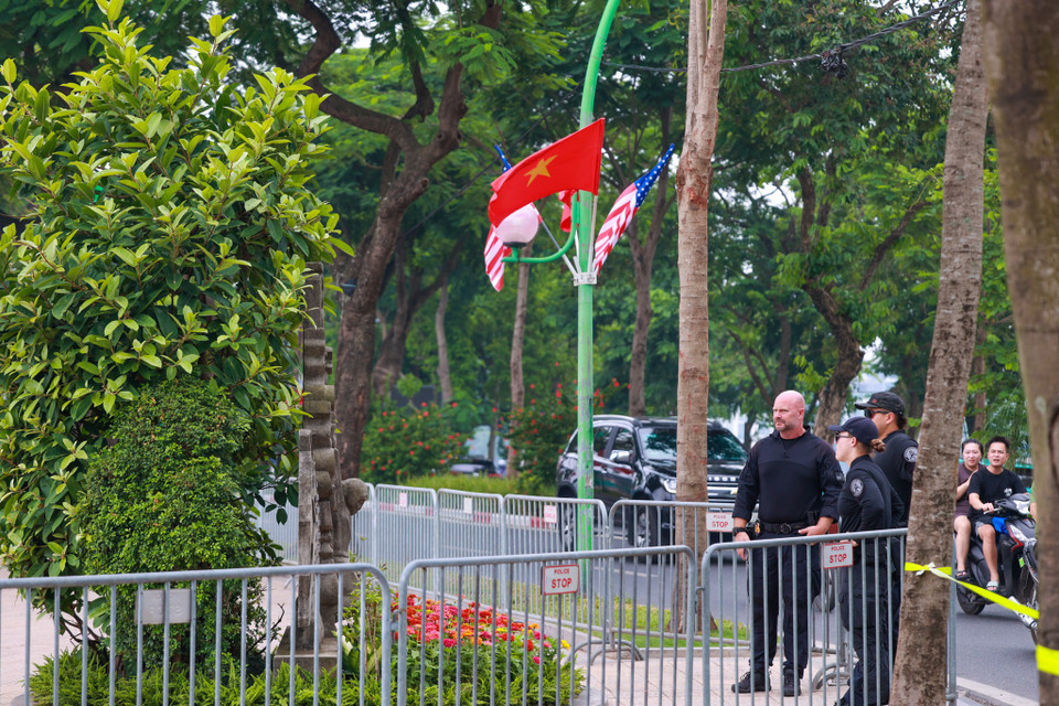 Trước đó, vào khoảng 8 giờ sáng ngày 11/9, toàn bộ khu vực xung quanh phù điêu cố Thượng Nghị sỹ John McCain đã được quây rào nhằm đảm bảo an ninh. (Ảnh: Minh Sơn/Vietnam+)