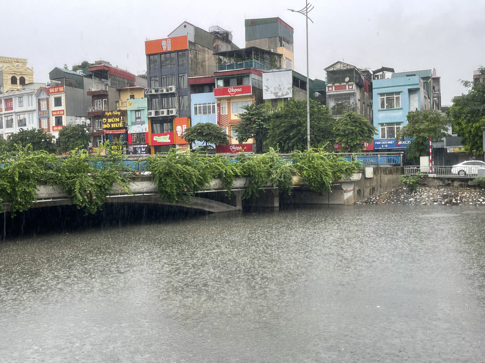 Lưu lượng nước trên sông Tô Lịch dâng cao vì mưa lớn kéo dài. (Ảnh: Minh Hiếu/Vietnam+)