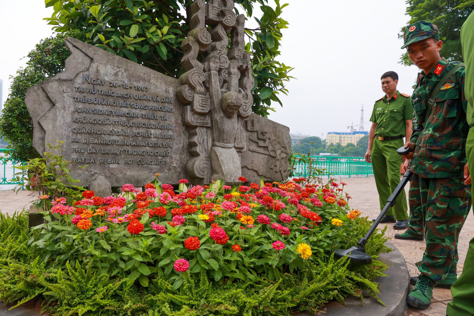 Bức phù điêu John McCain bên hồ Trúc Bạch, quận Ba Đình, Hà Nội khắc họa hình ảnh chiếc máy bay A-4E của Hải quân Hoa Kỳ bị bắn rơi ngày 26/10/1967, phi công điều khiển chiếc máy bay đã bị bắt sống là John McCain thiếu tá không quân thuộc lực lượng hải quân Hoa Kỳ. Sau này ông John McCain đắc cử thượng nghị sĩ và từng hai lần ra tranh cử Tổng thống Hiệp chúng quốc Hoa Kỳ. Bức phù điêu được dựng tạm vào năm 1967, sau đó được tu bổ vào những năm 1980 và 1990 trên bức phù điêu viết: “Ngày 26/10/1967, tại hồ Trúc Bạch, quân và dân thủ đô Hà Nội đã bắt sống phi công John Sidney McCain, đã lái chiếc máy bay A4 bị bắn rơi tại Nhà máy điện Yên Phụ. Đây là một trong 10 chiếc máy bay bị bắn rơi cùng ngày.” (Ảnh: Minh Sơn/Vietnam+)