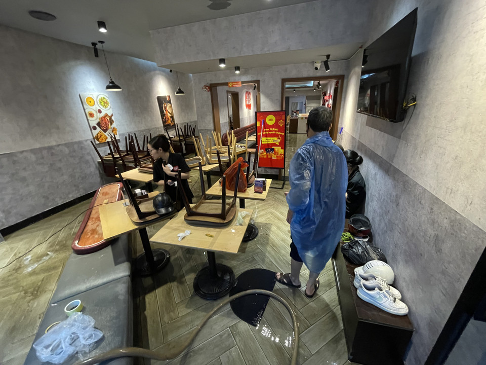 Mưa lớn khiến nước tràn vào một quán ăn tại quận Thanh Xuân. (Ảnh: PV/Vietnam+)