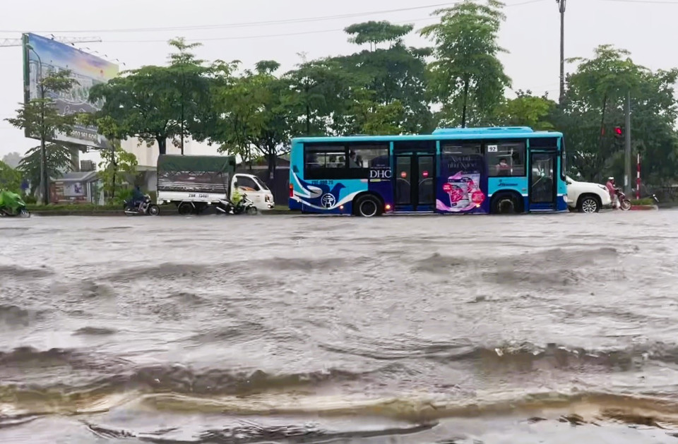 Ngập úng trên tuyến đường thuộc quận Long Biên. (Ảnh: PV/Vietnam+)