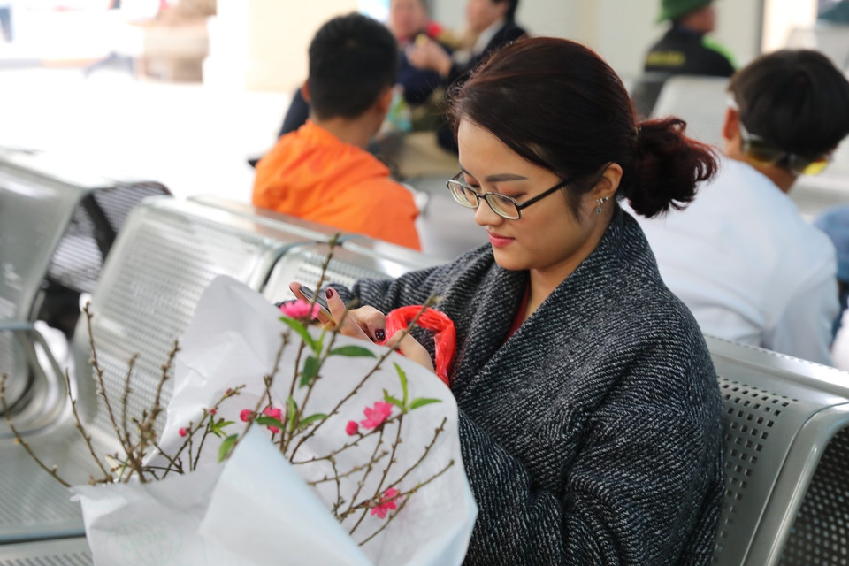 Hàng ngàn người dân sinh sống và làm việc tại Hà Nội bắt đầu rời thành phố về quê nghỉ Tết Canh Tý 2020. (Ảnh: Thành Đạt/TTXVN)