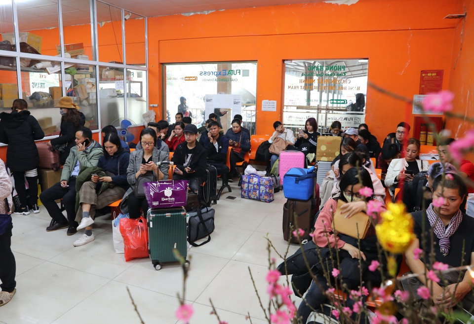 Hàng ngàn người dân sinh sống và làm việc tại Hà Nội bắt đầu rời thành phố về quê nghỉ Tết Canh Tý 2020. (Ảnh: Thành Đạt/TTXVN)