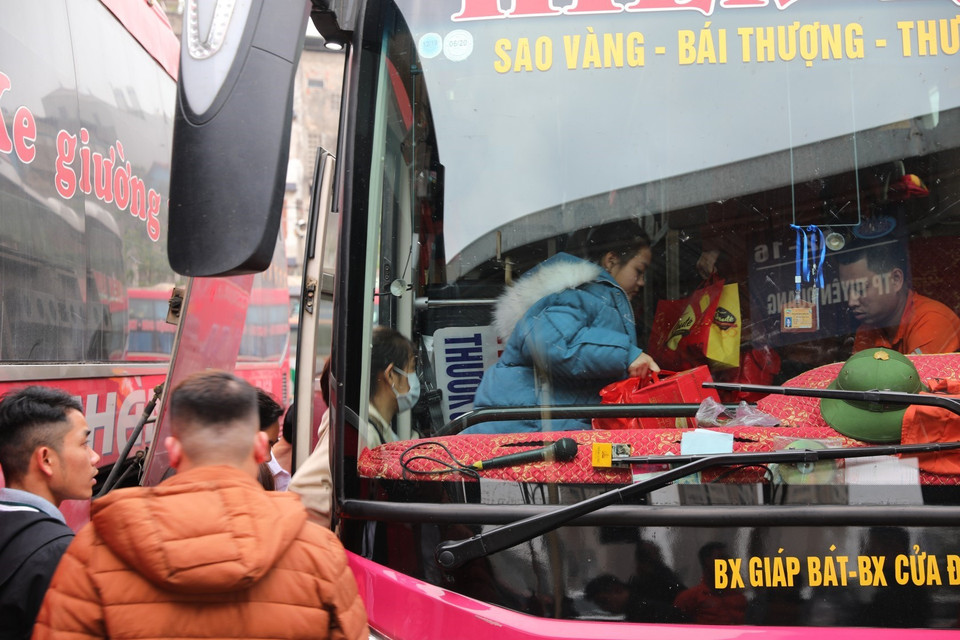 Hàng ngàn người dân sinh sống và làm việc tại Hà Nội bắt đầu rời thành phố về quê nghỉ Tết Canh Tý 2020. (Ảnh: Thành Đạt/TTXVN)