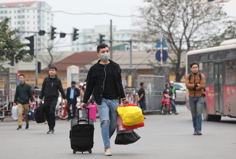 Hàng ngàn người dân sinh sống và làm việc tại Hà Nội bắt đầu rời thành phố về quê nghỉ Tết Canh Tý 2020. (Ảnh: Thành Đạt/TTXVN)