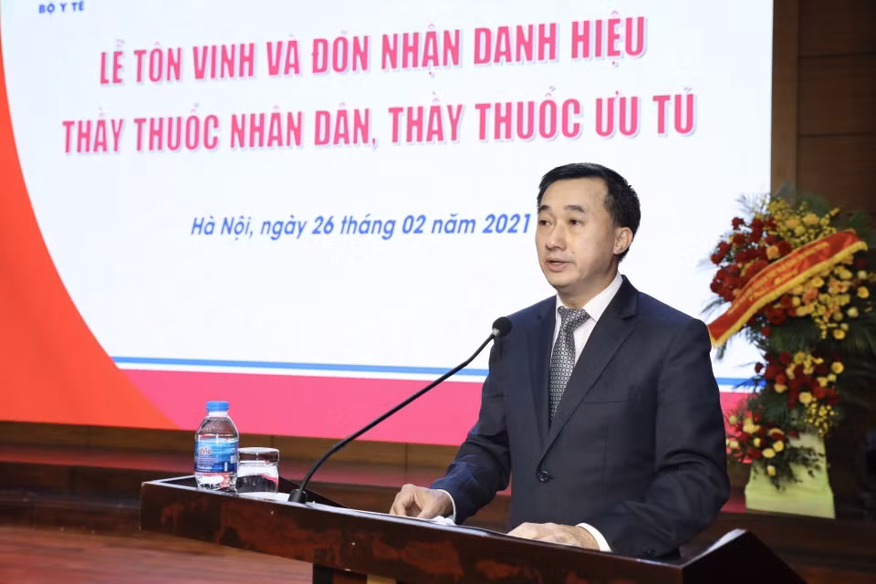 Thứ trưởng Bộ Y tế Trần Văn Thuấn phát biểu. (Ảnh: Minh Quyết/TTXVN)