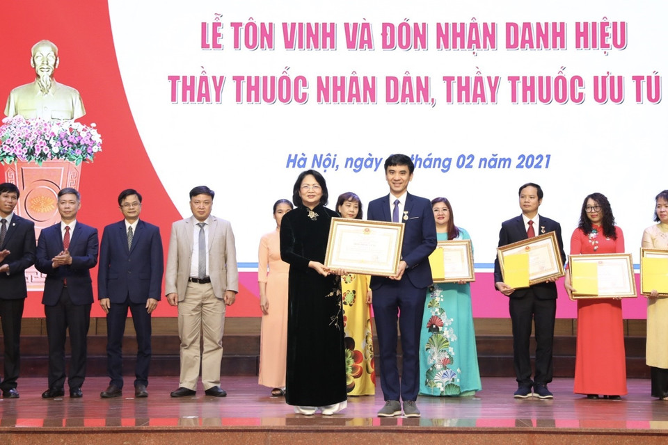  Phó Chủ tịch nước Đặng Thị Ngọc Thịnh trao danh hiệu Thầy thuốc Ưu tú cho 12 cá nhân thuộc Đại học Y Hà Nội. (Ảnh: Minh Quyết/TTXVN)