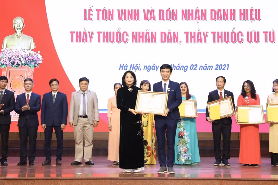  Phó Chủ tịch nước Đặng Thị Ngọc Thịnh trao danh hiệu Thầy thuốc Ưu tú cho 12 cá nhân thuộc Đại học Y Hà Nội. (Ảnh: Minh Quyết/TTXVN)