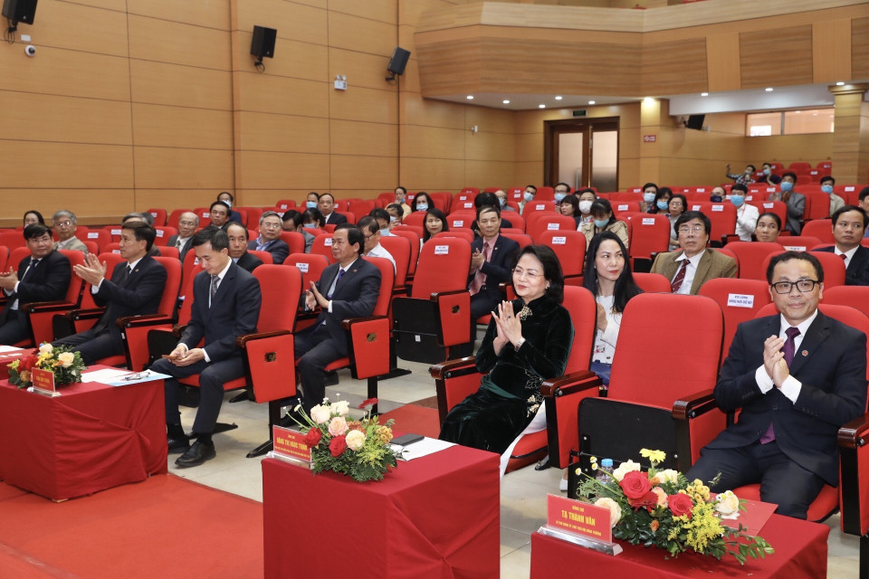 Phó Chủ tịch nước Đặng Thị Ngọc Thịnh và các đại biểu đến dự buổi lễ. (Ảnh: Minh Quyết/TTXVN)