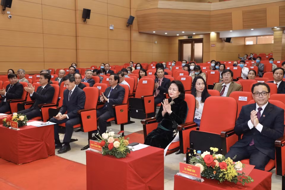 Phó Chủ tịch nước Đặng Thị Ngọc Thịnh và các đại biểu đến dự buổi lễ. (Ảnh: Minh Quyết/TTXVN)