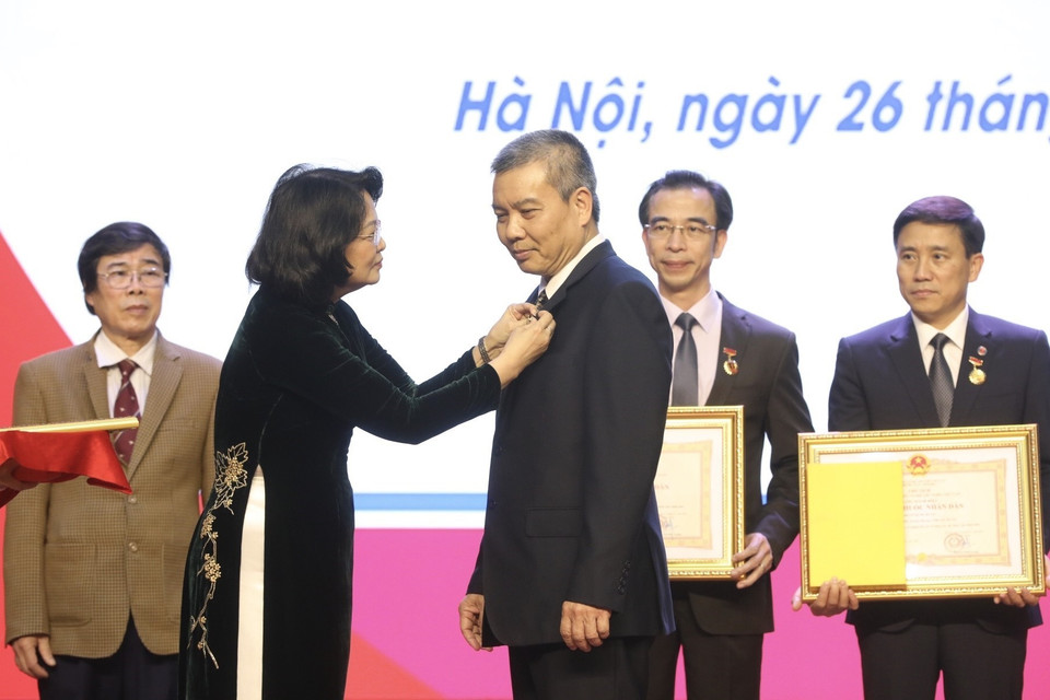 Phó Chủ tịch nước Đặng Thị Ngọc Thịnh trao danh hiệu Thầy thuốc Nhân dân cho Phó Giáo sư, Tiến sỹ Nguyễn Hữu Ước, Giám đốc Trung tâm tim mạch và lồng ngực (Bệnh viện Hữu nghị Việt Đức), Giảng viên cao cấp, Trưởng phân môn Phẫu thuật tim mạch - lồng ngực, Bộ môn Ngoại - Đại học Y Hà Nội. (Ảnh: Minh Quyết/TTXVN)