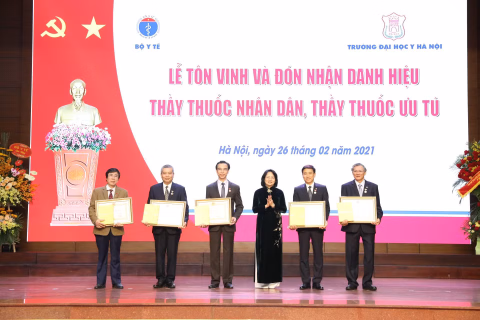 Phó Chủ tịch nước Đặng Thị Ngọc Thịnh trao danh hiệu Thầy thuốc Nhân dân cho 5 cá nhân thuộc Đại học Y Hà Nội. (Ảnh: Minh Quyết/TTXVN)
