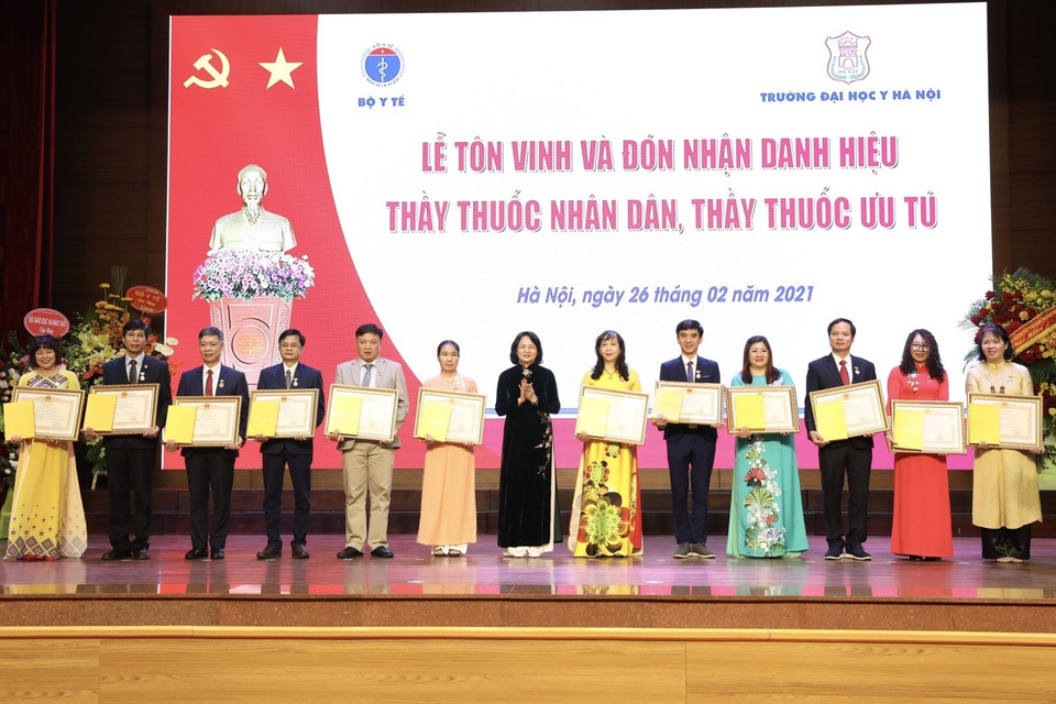 Phó Chủ tịch nước Đặng Thị Ngọc Thịnh trao danh hiệu Thầy thuốc Ưu tú cho 12 cá nhân thuộc Đại học Y Hà Nội. (Ảnh: Minh Quyết/TTXVN)