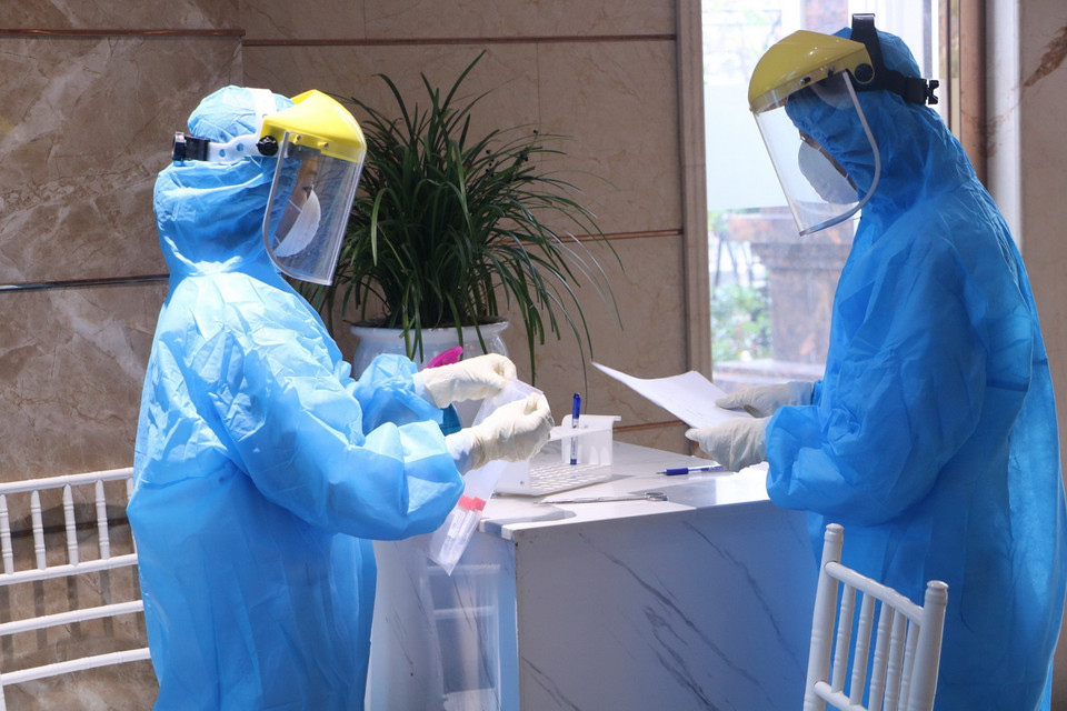 Cán bộ Trung tâm Y tế dự phòng Hải Phòng kiểm tra lại thông tin liên quan đến các mẫu xét nghiệm. (Ảnh: Minh Thu/TTXVN)