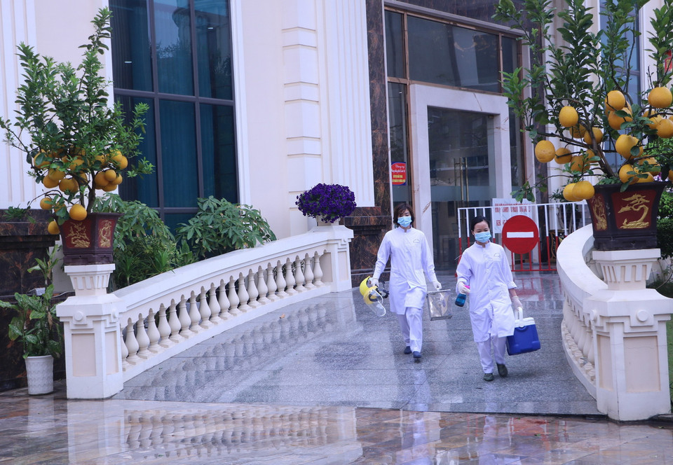 Cán bộ Trung tâm Y tế dự phòng Hải Phòng tiếp tục đến các điểm cách ly y tế lấy mẫu xét nghiệm cho các chuyên gia. (Ảnh: Minh Thu/TTXVN)