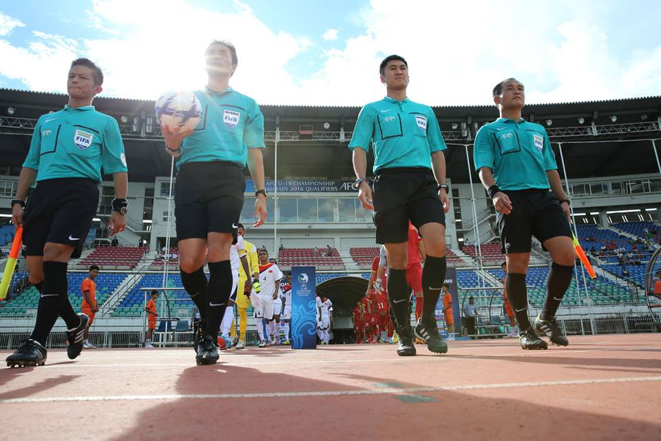 Trọng tài dẫn hai đội bóng bước ra sân. (Nguồn: Myanmar Football Federation)
