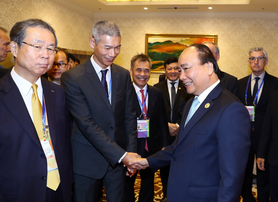 Thủ tướng Nguyễn Xuân Phúc gặp gỡ đại diện các Tập đoàn kinh tế trong nước và quốc tế tham dự Tuần lễ Cấp cao APEC 2017 tại Đà Nẵng. (Ảnh: Thống Nhất/TTXVN)