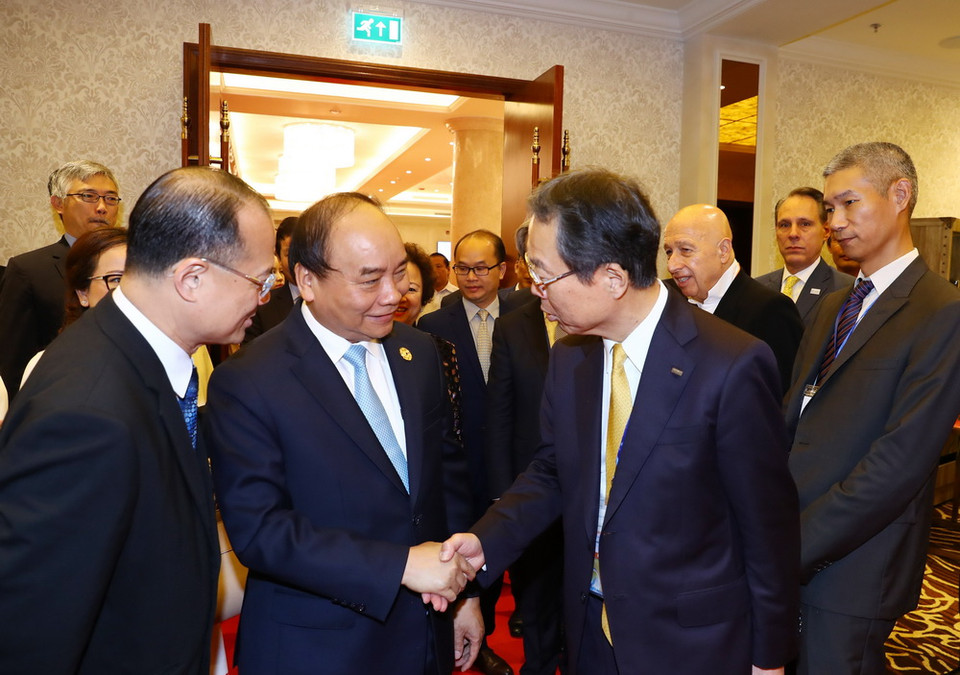 Thủ tướng Nguyễn Xuân Phúc gặp gỡ đại diện các Tập đoàn kinh tế trong nước và quốc tế tham dự Tuần lễ Cấp cao APEC 2017 tại Đà Nẵng. (Ảnh: Thống Nhất/TTXVN)