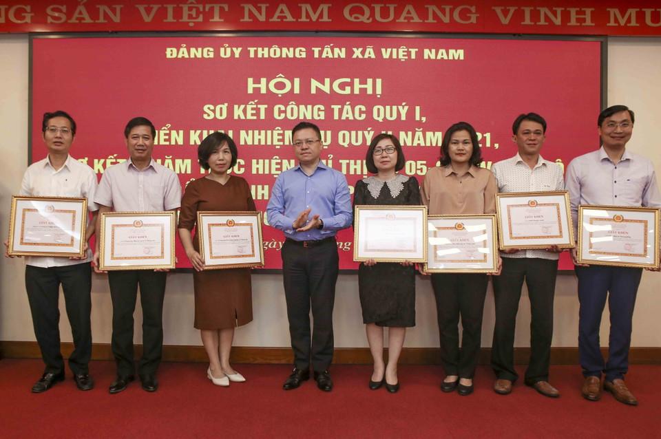 Ủy viên Trung ương Đảng, Bí thư Đảng ủy, Phó Tổng giám đốc TTXVN Lê Quốc Minh trao tặng Giấy khen của Đảng ủy TTXVN cho các tập thể có thành tích xuất sắc trong 5 năm thực hiện Chỉ thị số 05-CT/TW của Bộ Chính trị về 'Đẩy mạnh học tập và làm theo tư tưởng, đạo đức, phong cách Hồ Chí Minh.' (Ảnh: Tuấn Đức/TTXVN)