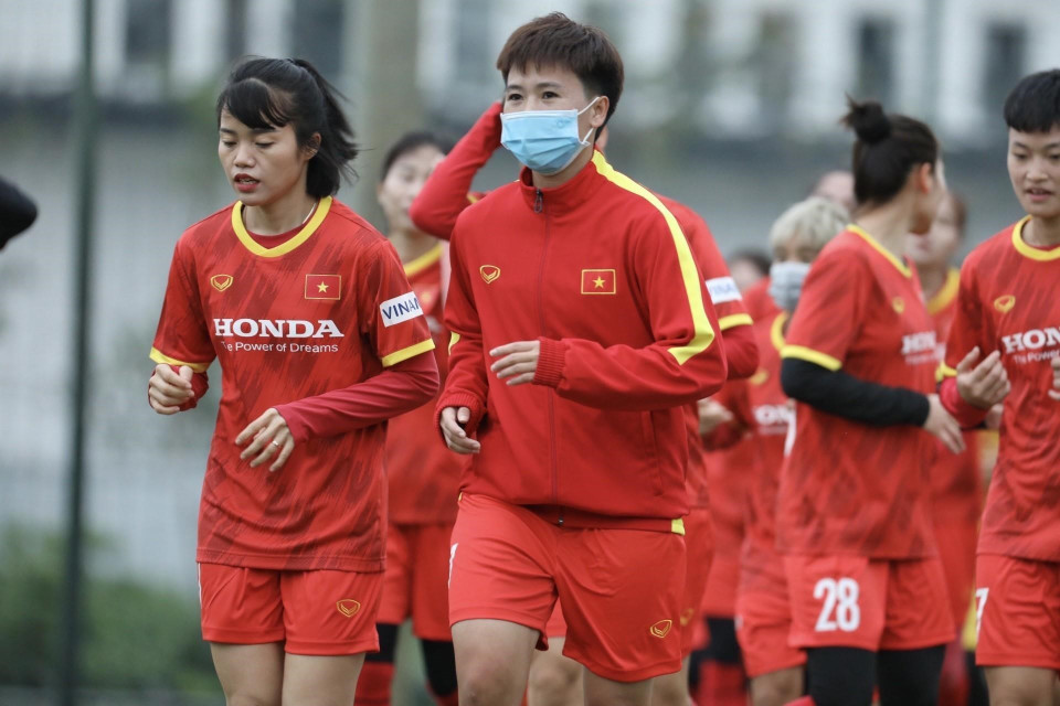 Cầu thủ Tuyết Dung luyện tập cùng đồng đội. (Ảnh: Minh Quyết/TTXVN)