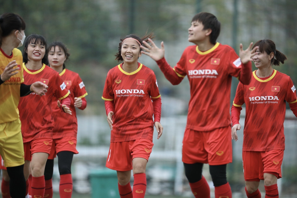 Các cầu thủ nữ thoải mái trong buổi tập ngày 27/3. (Ảnh: Minh Quyết/TTXVN)