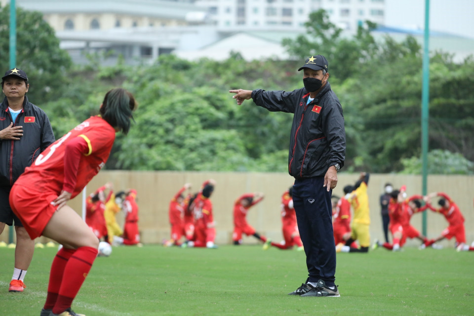 Huấn luyện viên Mai Đức Chung trong buổi tập chiều 27/3. (Ảnh: Minh Quyết/TTXVN)