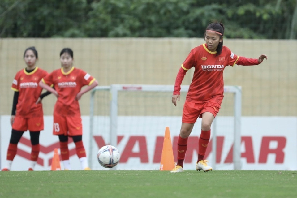 Đội trưởng Huỳnh Như cùng đồng đội tập luyện. (Ảnh: Minh Quyết/TTXVN)