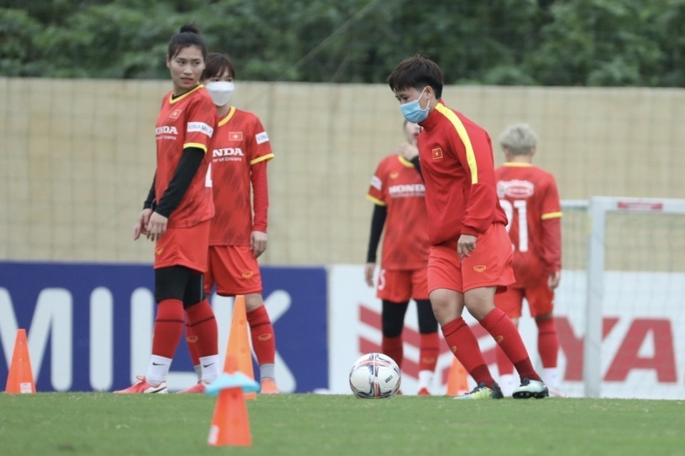 Cầu thủ Tuyết Dung (bên phải) luyện tập cùng đồng đội. (Ảnh: Minh Quyết/TTXVN)