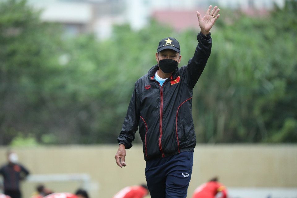 Huấn luyện viên Mai Đức Chung trong buổi tập chiều 27/3. (Ảnh: Minh Quyết/TTXVN)