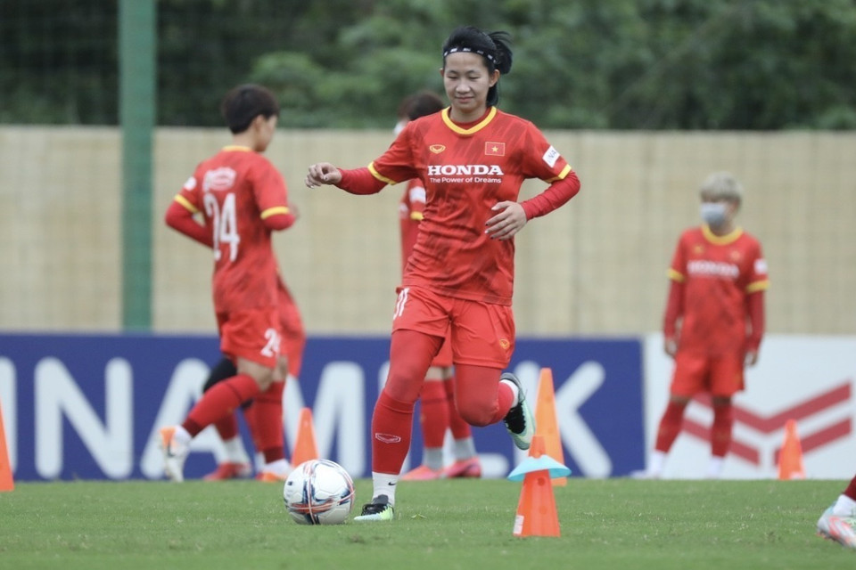 Các cầu thủ Đội tuyển Bóng đá Nữ Việt Nam tập luyện. (Ảnh: Minh Quyết/TTXVN)