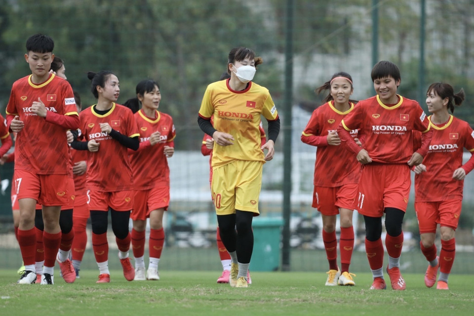 Các cầu thủ Đội tuyển Bóng đá Nữ Việt Nam tập chiều 27/3. (Ảnh: Minh Quyết/TTXVN)