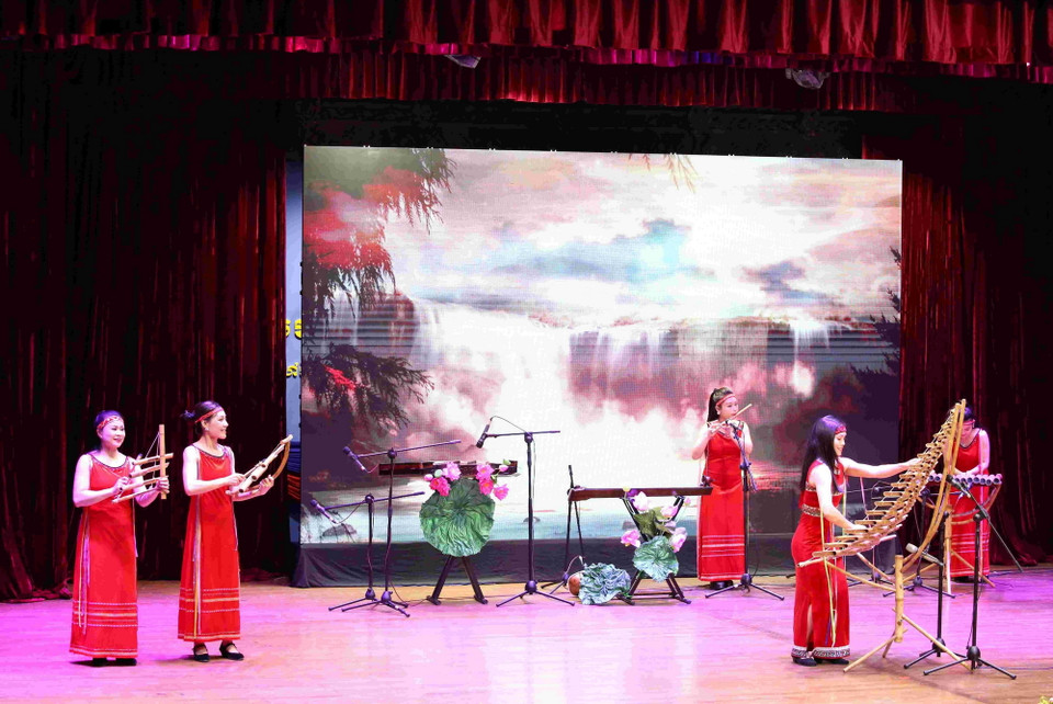 Tiết mục hòa tấu đàn T’rưng và dàn nhạc“Tây Nguyên - Mùa hái quả” trong chương trình. (Ảnh: Huỳnh Thảo/TTXVN)