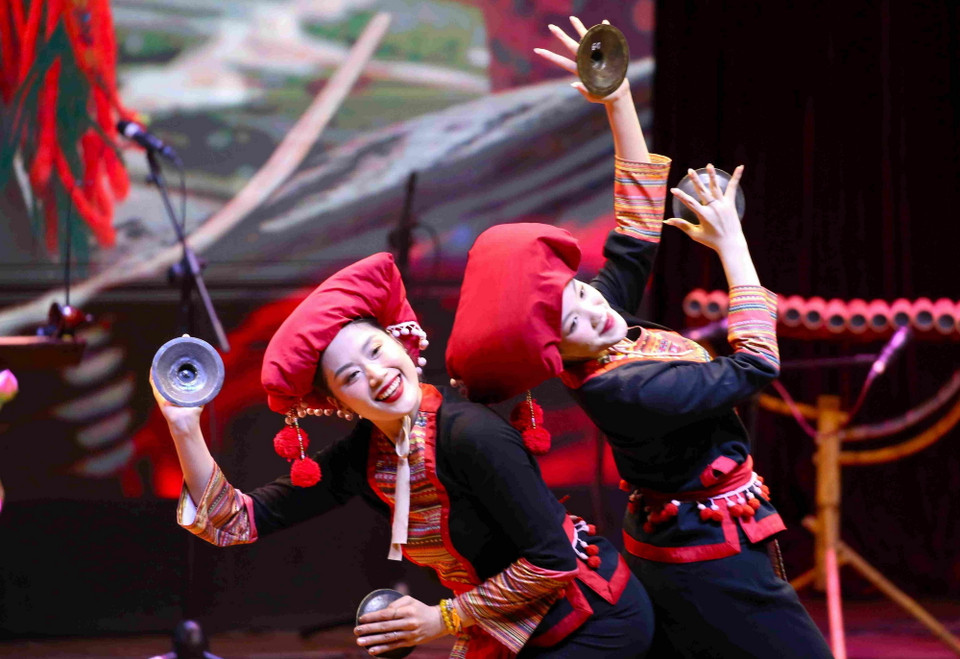 Tiết mục hát múa “Hồ... Hồ hà hề” của đồng bào dân tộc Dao trong chương trình. (Ảnh: Huỳnh Thảo/TTXVN)