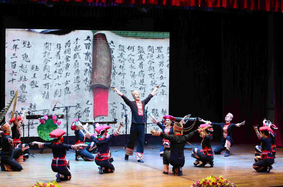Tiết mục hát múa “Hồ... Hồ hà hề” của đồng bào dân tộc Dao trong chương trình. (Ảnh: Huỳnh Thảo/TTXVN)