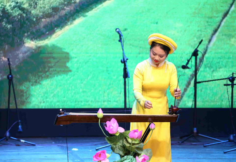 Tiết mục độc tấu đàn bầu “Tình phương Nam” mang âm hưởng dân ca Nam Bộ trong chương trình. (Ảnh: Huỳnh Thảo/TTXVN)