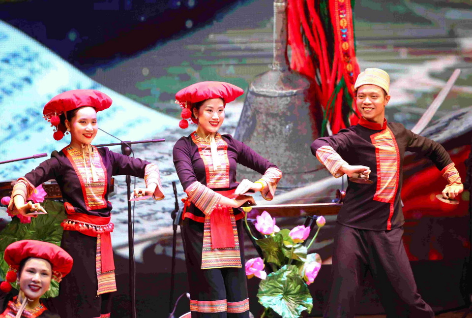 Tiết mục hát múa “Hồ... Hồ hà hề” của đồng bào dân tộc Dao trong chương trình.(Ảnh: Huỳnh Thảo/TTXVN)