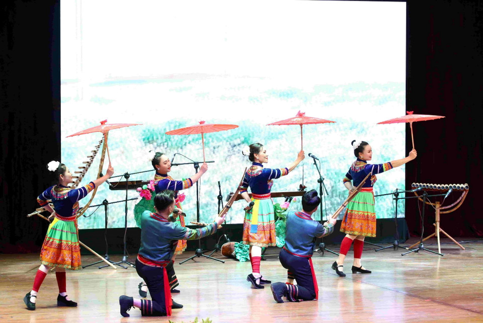 Tiết mục “Chợ phiên gặp gỡ” (tốp ca nữ) của đồng bào dân tộc Mông trong chương trình. (Ảnh: Huỳnh Thảo/TTXVN)