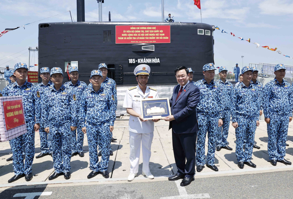Chủ tịch Quốc hội Vương Đình Huệ tặng quà lưu niệm cho Lữ đoàn tàu ngầm 189. (Ảnh: Nhan Sáng/TTXVN)
