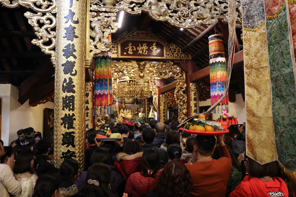 Du khách dâng lễ, cầu an, khấn Phật trong ngày khai hội Chùa Hương. (Ảnh: Thanh Tùng/TTXVN)