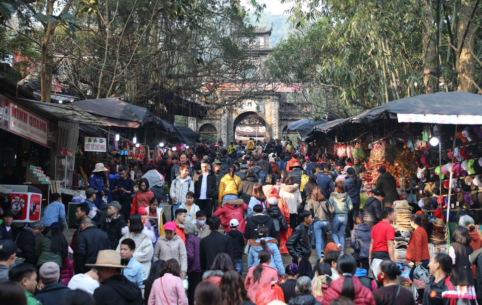 Trong ngày khai hội chùa Hương dự kiến đón khoảng 5 vạn du khách. (Ảnh: Thanh Tùng/TTXVN)