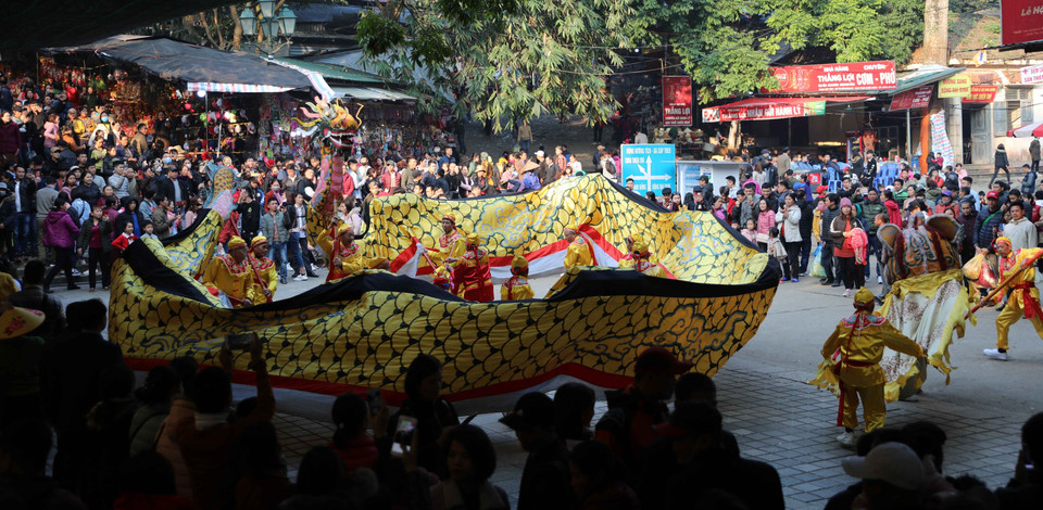 Múa rồng phục vụ nhân dân và du khách về khai hội. (Ảnh: Thanh Tùng/TTXVN)