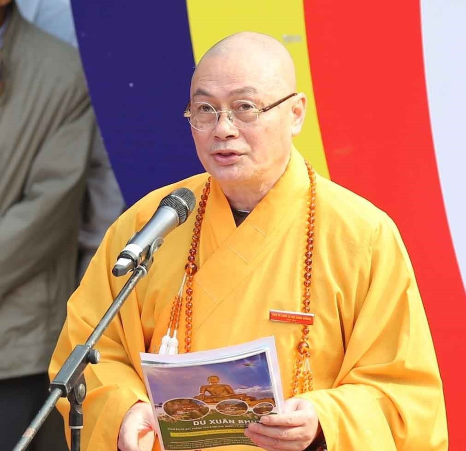 Thượng tọa Thích Minh Hiền, trụ trì chùa Hương phát biểu trong Lễ khai hội. (Ảnh: Thanh Tùng/TTXVN)