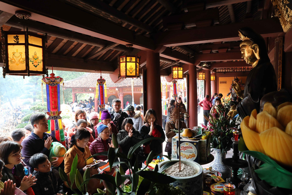 Du khách trẩy hội, dâng hương, vãn cảnh chùa đầu Xuân trong ngày khai hội. (Ảnh: Thanh Tùng/TTXVN)