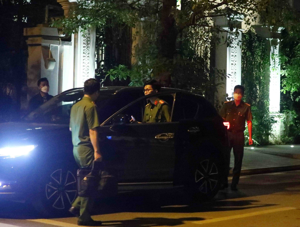 Lực lượng chức năng có mặt tại nhà riêng ông Trịnh Văn Quyết (Chủ tịch Hội đồng Quản trị Công ty Cổ phần Tập đoàn FLC). (Ảnh: Phạm Kiên/TTXVN)