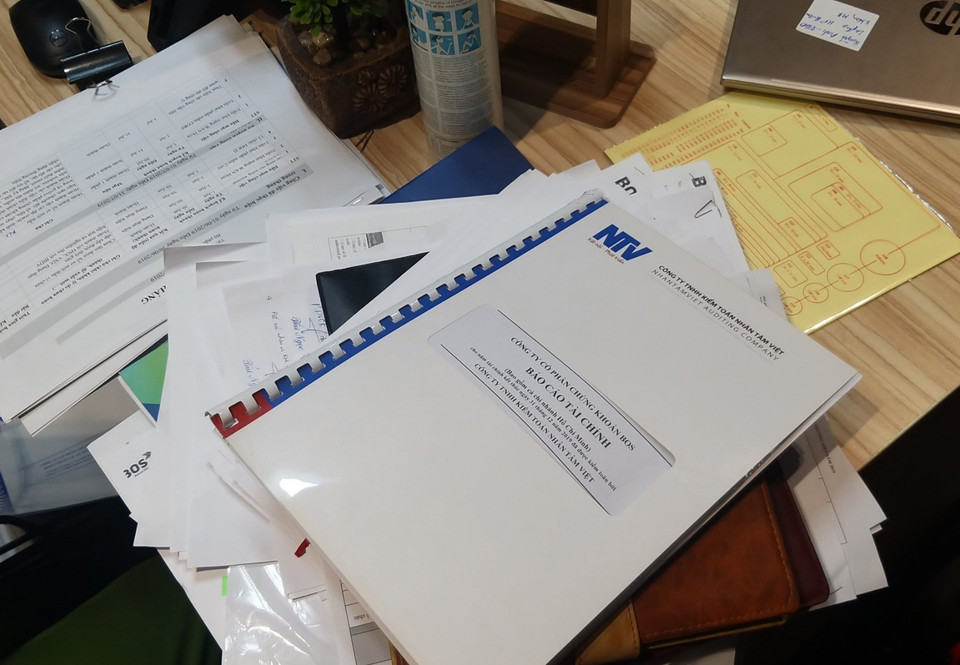 Rất nhiều tài liệu quan trọng bị lực lượng chức năng niêm phong và thu giữ tại trụ sở FLC. (Ảnh: Phạm Kiên/TTXVN)