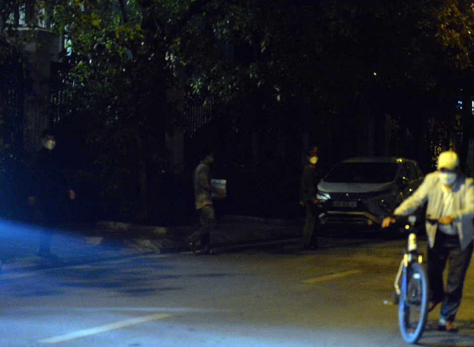 Một thùng tài liệu bị lực lượng chức năng thu giữ tại nhà riêng ông Trịnh Văn Quyết (Chủ tịch Hội đồng Quản trị Công ty Cổ phần Tập đoàn FLC). (Ảnh: Phạm Kiên - TTXVN)