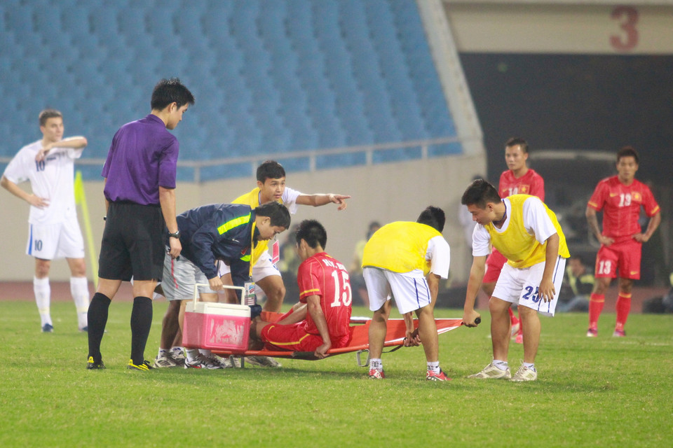Văn Bình dính chấn thương trong hiệp 1. (Ảnh: Minh Chiến/Vietnam+)