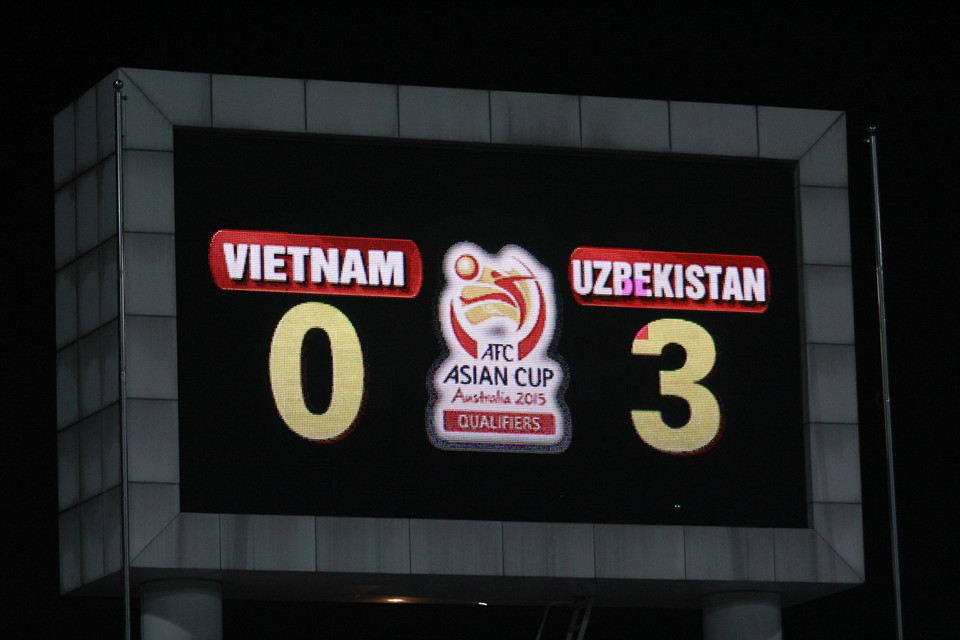 Đá tại Mỹ Đình nhưng Việt Nam còn thua đậm hơn ở lượt đi. (Ảnh: Minh Chiến/Vietnam+) Đội tuyển Việt Nam đã phải nhận thất bại 0-3 trước Uzbekistan ngay trên sân Mỹ Đình trong trận đấu ở lượt trận thứ 4 bảng E vòng loại Asian Cup 2015. Với thất bại này, Việt Nam đã sớm nói lời tạm biệt giấc mơ châu lục. Đội bóng của ông Nguyễn Văn Sỹ đã để lại những ấn tượng không đẹp với sai lầm của Tấn Trường, lối chơi khá rắn cùng nhiều chấn thương đáng tiếc. Đội trưởng Tấn Tài thậm chí còn nhận một thẻ đỏ./.