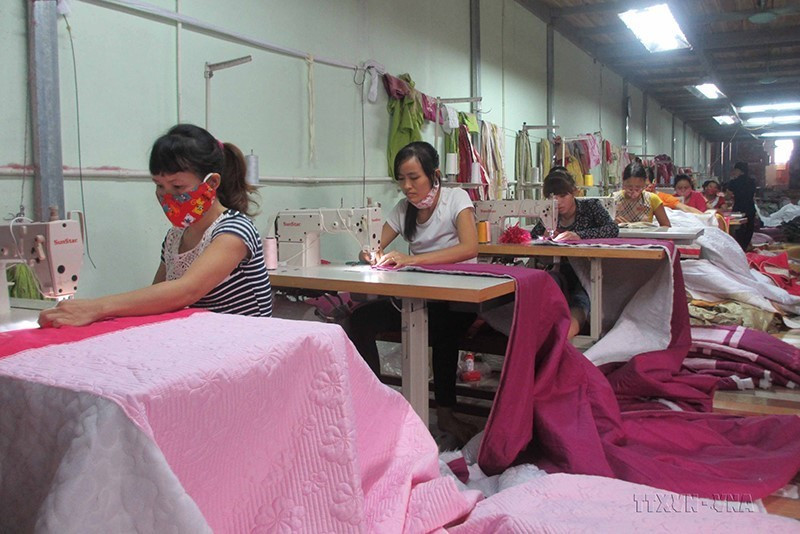 Nghề may chăn, ga, gối, đệm tại xã Yên Đồng, huyện Yên Lạc, tỉnh Vĩnh Phúc tạo việc làm cho hàng ngàn lao động trong xã. (Ảnh: Nguyễn Thảo/TTXVN)