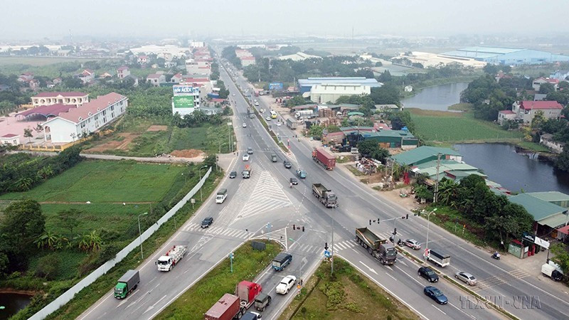 Đường trục Mê Linh (trái) nối với Quốc lộ 2 đoạn qua xã Đạo Đức, huyện Bình Xuyên đến thành phố Vĩnh Yên, Vĩnh Phúc. (Ảnh: Hoàng Hùng/TTXVN)